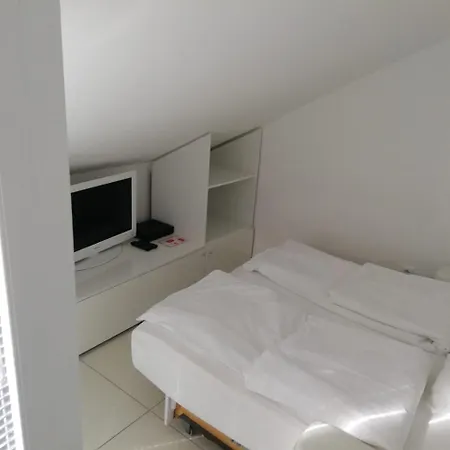 Appartement Number 5 *